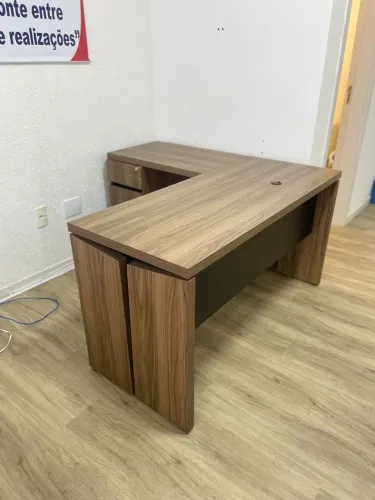 mesa de escritorio e armarios 