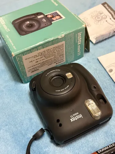 Câmera Instantânea Fujifilm Instax Mini 11 (Grafite) - Completa na Caixa