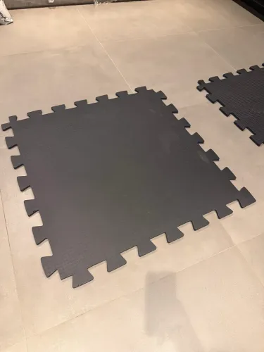 Tatame 1x1 (1m x 1m) de 1cm de espessura preto com fechamento várias peças - novo