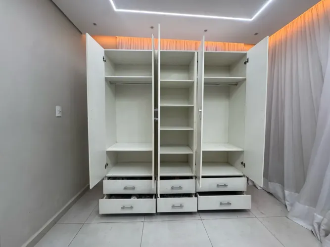 Guarda roupa branco