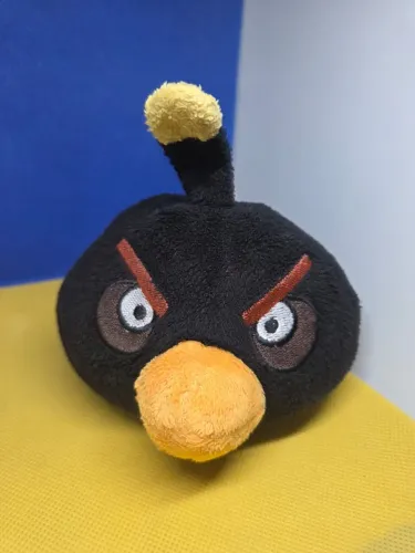 Boneco de pelúcia Bomba Bomb, o pássaro preto da franquia Angry Birds.