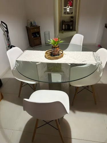 Mesa de vidro com 4 cadeiras 