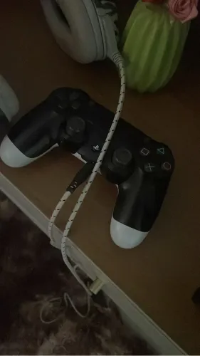 PS4 SLIM 1 tb +1 controle + 4 jogos