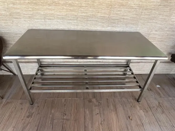 Mesa Bancada Profissional Toda em Aço Inox 304 com Prateleira - R$ 1.000