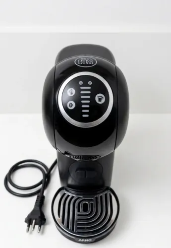 Cafeteira Dolce Gusto Genio S Plus 110V seminova + cápsula reutilizável