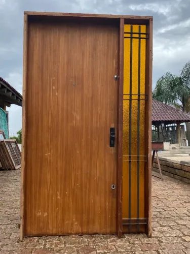 PORTA DE ENTRADA COM VIDRO ANTGO E GRADE DE PROTEÇÃO