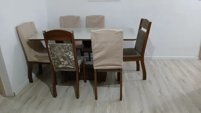 Mesa com tampo de vidro bege + 6 cadeiras