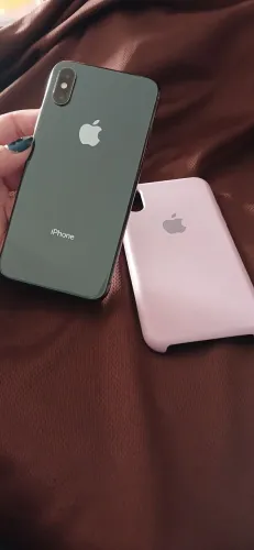 IPhone Xs Preto com capinhas nova lilás