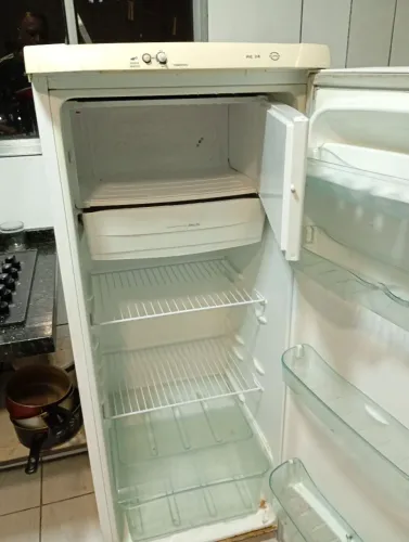 Vendo geladeira eletrolux 280 litros 
