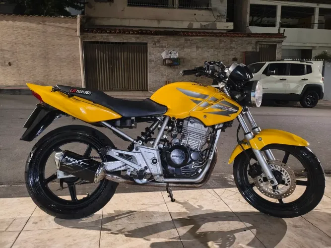 Moto filé só pegar e andar sem muitas coisas para fazer nela,está praticamente toda nova