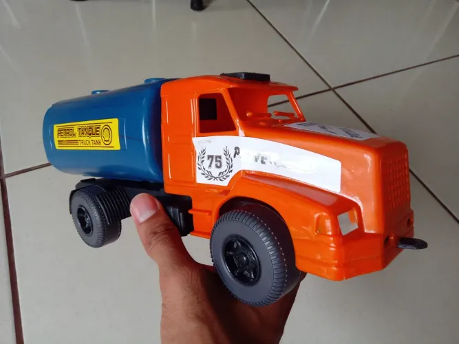Miniatura de Caminhão Volvo tanque
