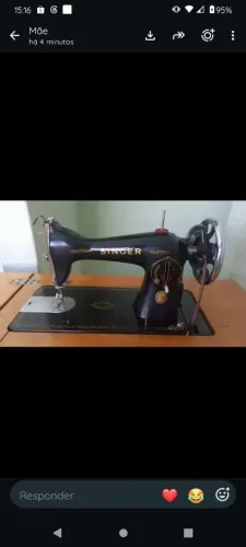 Máquina de costura Singer 15c antiga, usada com móvel 