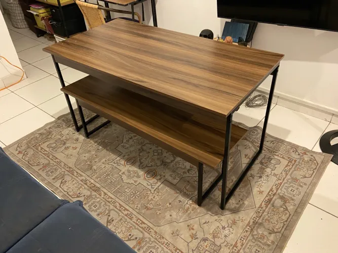 Mesa de jantar com 2 bancos