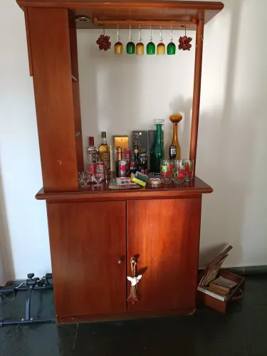 Vendo bar em madeira mogno em bom estado. Valor 350,00stado