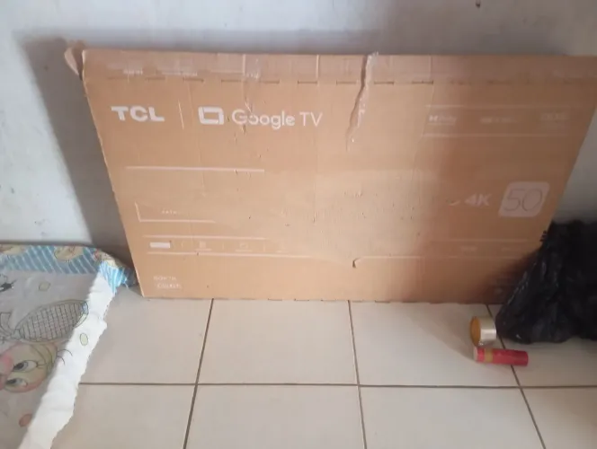 Vendo televisão TCL 50 polegadas seminova com caixa e nota fiscal