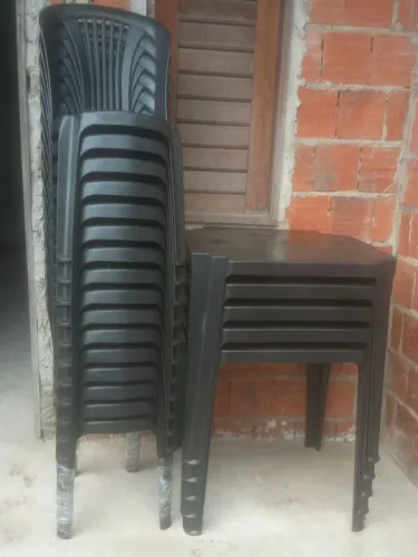 Conjunto de mesa e cadeiras de plastico