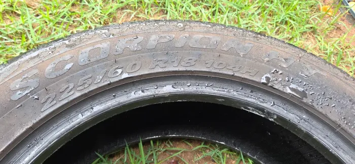Vende se 2 pneu pirelli Scorpion HT, bom de borracha.
