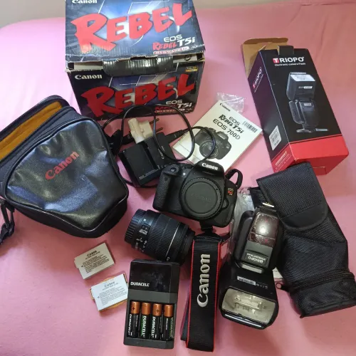 Câmera T5i + Flash Triopo+ acessórios