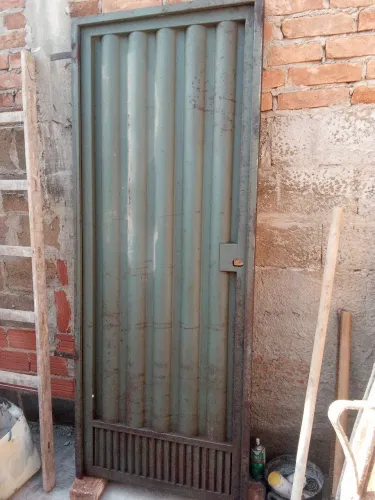 Porta de aço com batente