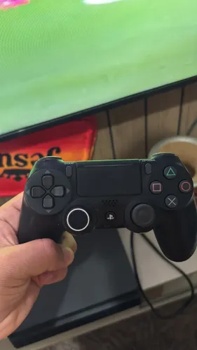 Vendo ps4 1tb acompanhando de 1 controle, e um fifa 26 ps4 top sem defeito nenhum