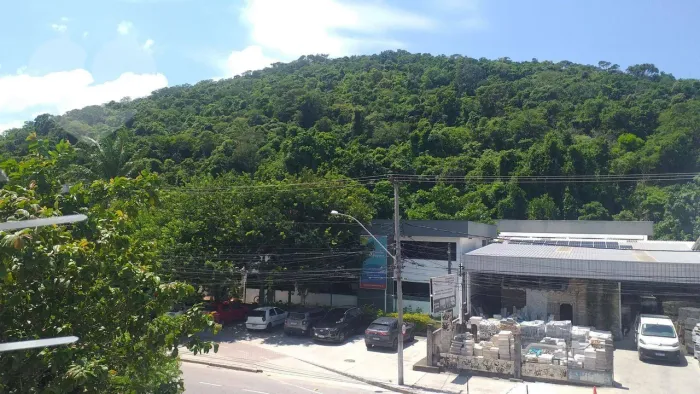Loja duplex, situada de frente para via principal, excelente visibilidade, fácil e rápido