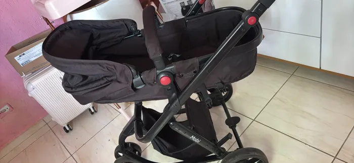 Carrinho Moisés com bebê conforto 