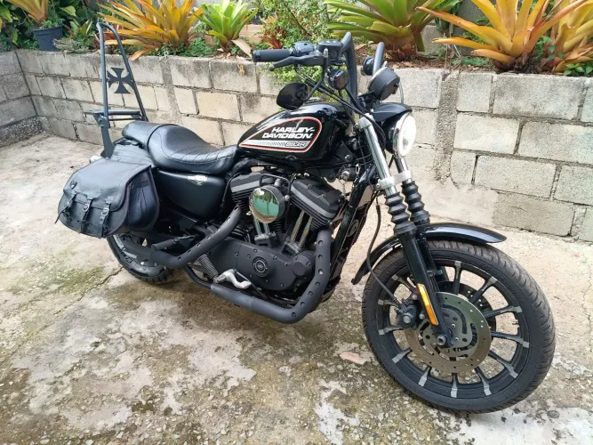 Vendo Harley Davidson XL883R linda.