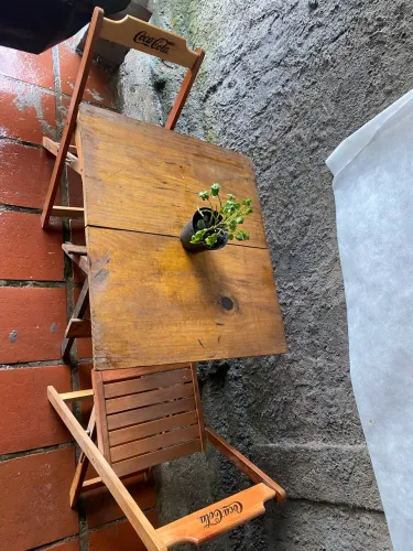 Mesa quadrada de madeira, com 2 cadeiras