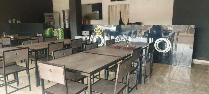 Conjunto de mesas e cadeiras para restaurante