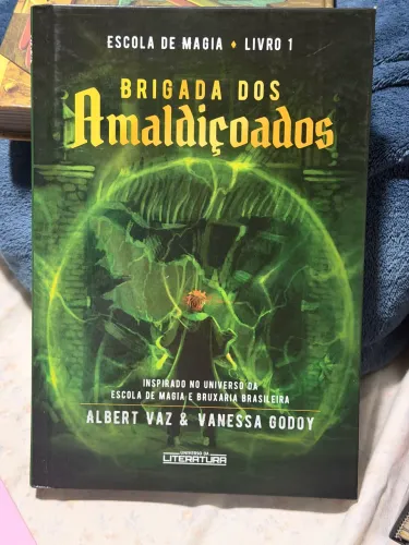 Livro brigada dos amaldiçoados