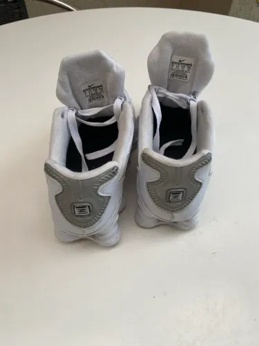 Tênis Nike,branco com cinza.36