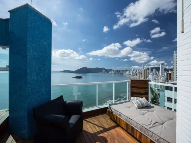 APARTAMENTO COBERTURA - COM PISCINA FRENTE MAR - BALNEÁRIO CAMBORIU