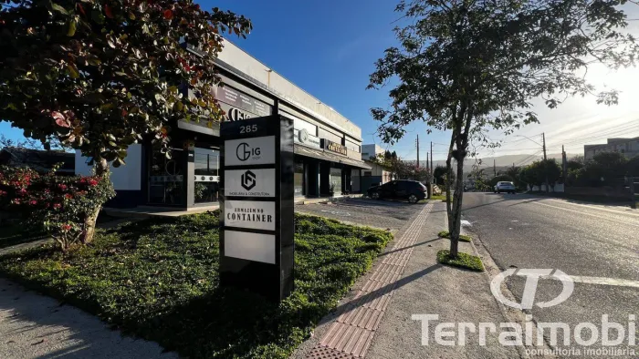 Sala comercial com 68m² para locação anual no Centro de Garopaba/ SC.