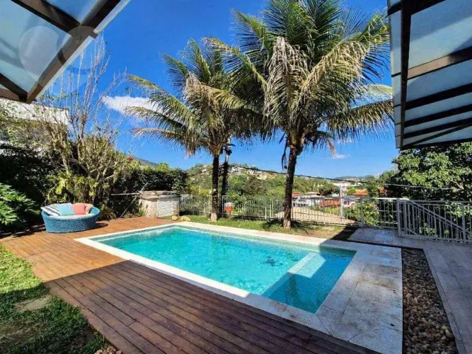 Casa de Alto Padrão em Condomínio fechado!!