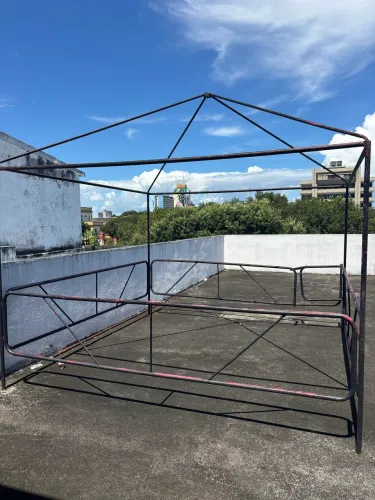 Estrutura Metálica de Ferro em Formato de Casinha / Tenda