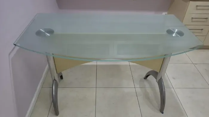 Mesa Escrivaninha de Escritório em Vidro Jateado e Pés Metálicos