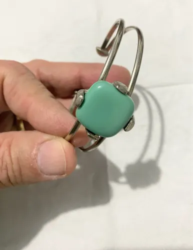 Vende-se Elegante pulseira tipo bangle com pedra Howlita. Aro duplo em tom prateado