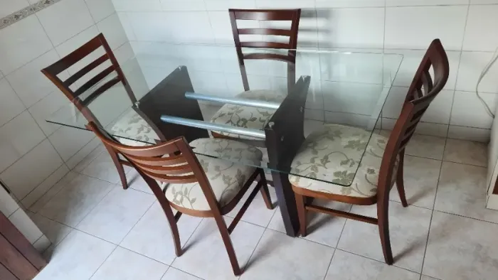 Vendo Conjunto de Mesa de jantar 1,6 x 0,9 m, com tampo de vidro e 4 cadeiras. USADA. 