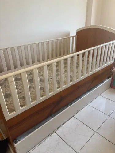 Vendo berço com cama auxiliar de madeira pinus. Tamanho de cama de solteiro