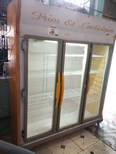 Vendo este expositor de frios e laticínios de 3 porta funcionando perfeitamente 