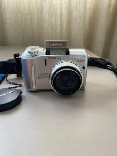 Câmera Olympus C-750 UZ