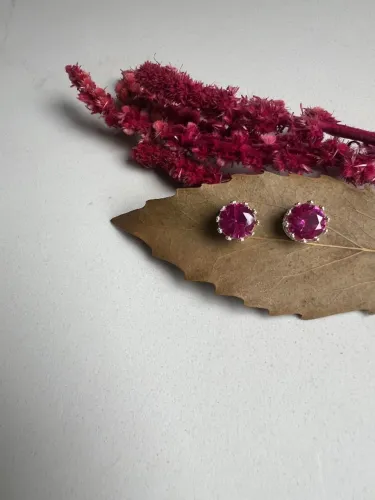 Brinco coroa zircônia rubi rose