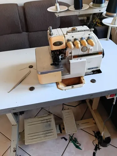 Máquina de costura industrial overloque e interloque em bom estado 