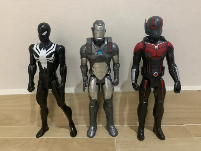 Bonecos Marvel e DC 