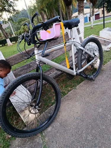 Vendo bicicleta aro 26, tudo revisada , quadro de alumínio, ops pneu meia vida já!!