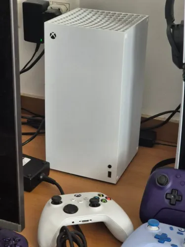 Xbox Series X - Versão All Digital 1TB e Controle (possuí caixa com itens originais)