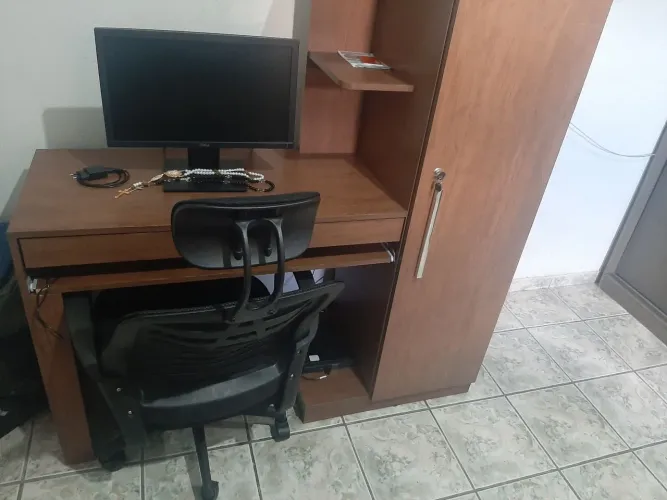 Mesa para computador com cadeira