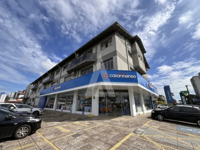Sala comercial ampla no bairro América, Joinville, com 386.32 m².
