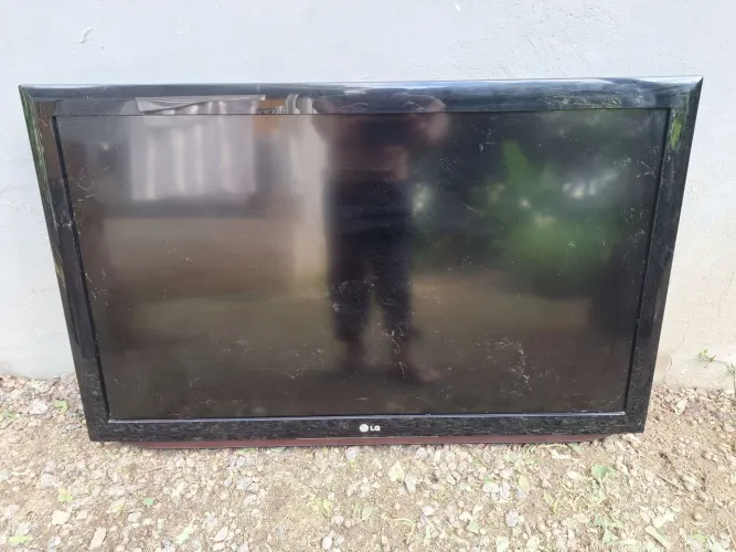 TV LG 40 POLEGADAS PARA RETIRAR PEÇAS 
