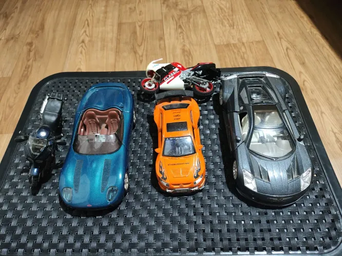 Vendo miniaturas de CRYSLER, EVO, TVR, TIGER E YZF CLASSIC